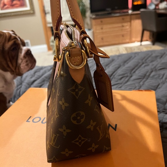 Louis Vuitton V tote BB monogram. In good condition. Authentic 💕 - Picture 2 of 7